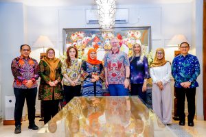 Gubernur Khofifah bersama Rektor King’s College London Prof Simon Tenner membahas penguatan kerja sama pendidikan global di Jawa Timur