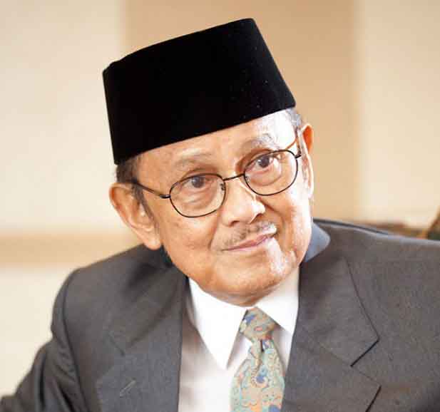 PWI Anugerahkan Bapak Kemerdekaan Pers Indonesia Kepada Habibie