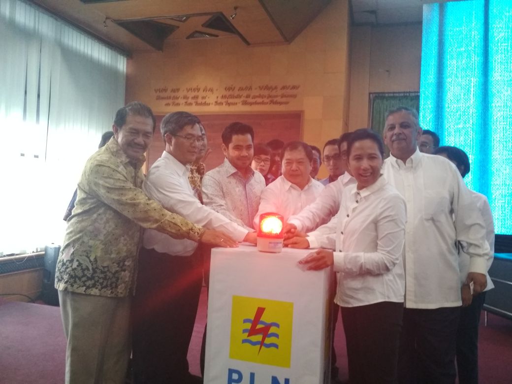 Menteri Rini Soemarno Lakukan Penyalaan 4 Pelanggan Besar