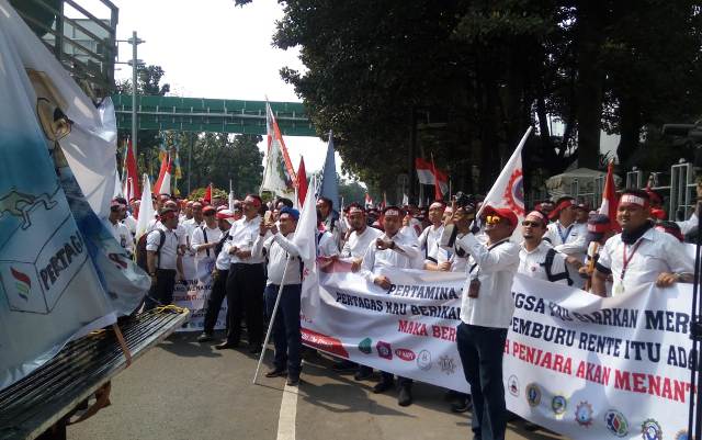 Ratusan Pekerja Pertamina Lakukan Aksi Demo di Kementerian ESDM