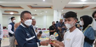 Menpora Amali Serahkan Piala Kepada Pemenang Kejuaraan Free Fire dan Bulutangkis Jurnalis Games