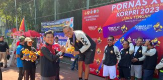 Ketua Umum BAPOR Serahkan Medali Emas Cabor Tenis Beregu di PORNAS KORPRI XVI 2023