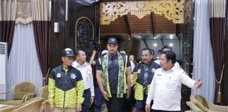 Tiba di Banjarbaru, Menpora Dito Disambut Kain Sasirangan Khas Kalimantan Selatan