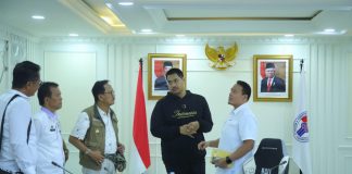Menpora Dito Dukung Pengembangan Olahraga Selancar Ombak di Pesisir Barat