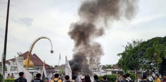 Ratusan Mahasiswa Gelar Unjuk Rasa, Protes Pemkab Serang Gagal Atasi Sampah