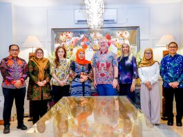 Gubernur Khofifah bersama Rektor King’s College London Prof Simon Tenner membahas penguatan kerja sama pendidikan global di Jawa Timur