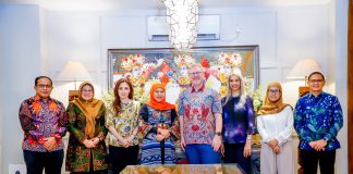 Gubernur Khofifah bersama Rektor King’s College London Prof Simon Tenner membahas penguatan kerja sama pendidikan global di Jawa Timur