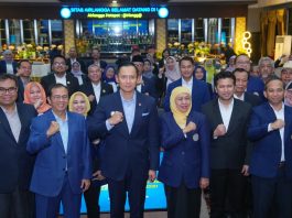 Khofifah Indar Parawansa dan AHY berfoto bersama peserta Rapat Koordinasi Dewan Pakar PP IKA UNAIR di Universitas Airlangga Surabaya.