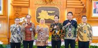 Gubernur Khofifah bersama jajaran Forum Investasi, TP2ED, dan TPAKD Provinsi Jawa Timur di Grahadi Surabaya