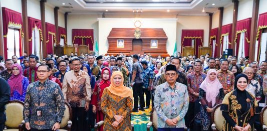 Gubernur Khofifah meluncurkan program beasiswa pendidikan 2026 bagi pelajar dan mahasiswa Jawa Timur di Gedung Negara Grahadi Surabaya