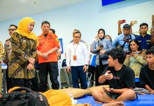 Khofifah Tinjau Posko Korban KMP Mutiara Sentosa II, Pastikan Penanganan dan Evakuasi Berjalan Maksimal