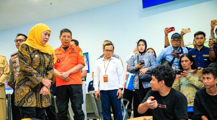 Khofifah Tinjau Posko Korban KMP Mutiara Sentosa II, Pastikan Penanganan dan Evakuasi Berjalan Maksimal