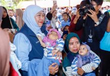 Khofifah Salurkan 100 Paket Gizi di Pacitan, Sasar Ibu Hamil dan Balita